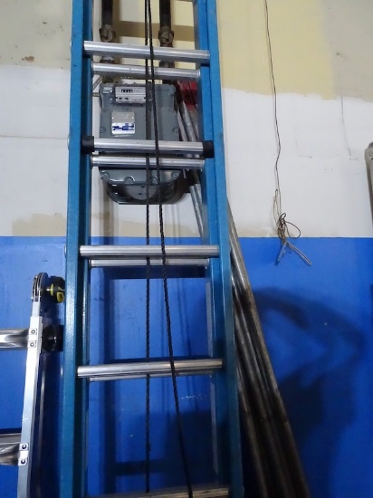 20 FT FIBERGLASS EXTENSION LADDER 17 FT WORKING HEIGHT