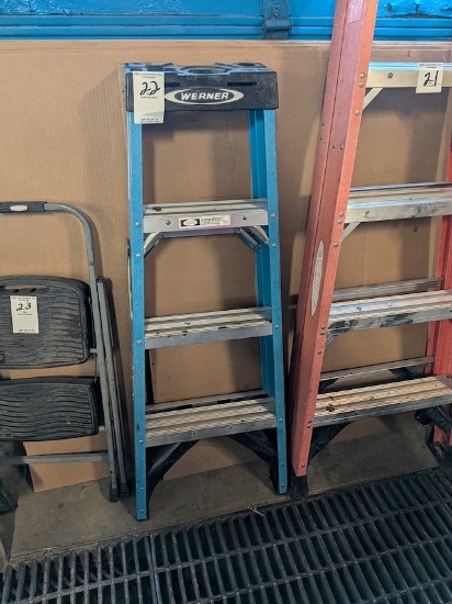 WERNER 4 FT FIBERGLASS STEP LADDER