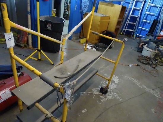 GORILLA LADDER COLLAPSIBLE SCAFFOLD ON CASTERS