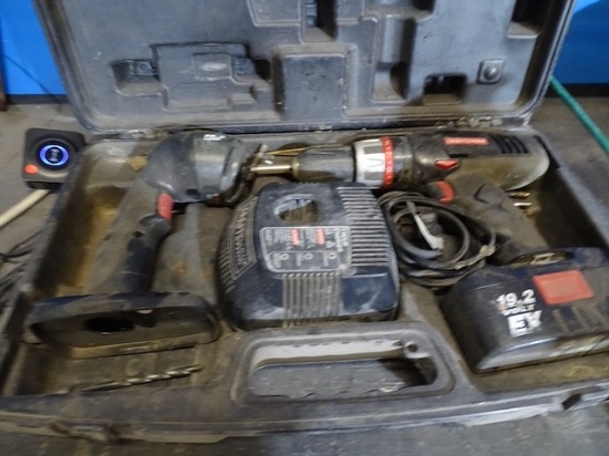 CRAFTSMAN CORDLESS DRILL & LIGHT W/CHARGER & BATTERY IN CASE