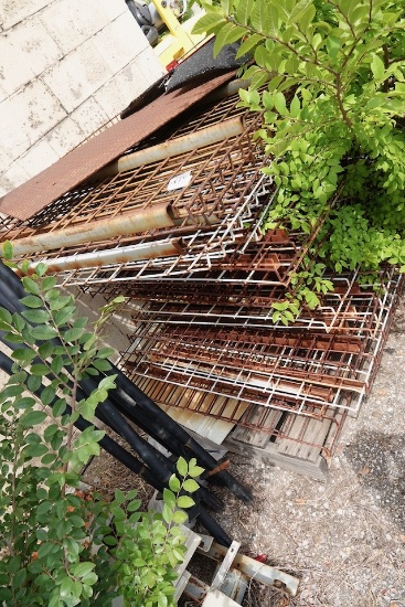LOT OF CROSS MEMBERS & WIRE SHELVES FOR PALLET RACKING X1