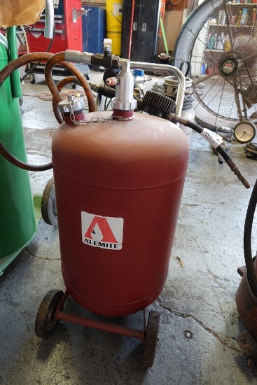 Oil Dispenser Tank W/Nozzle