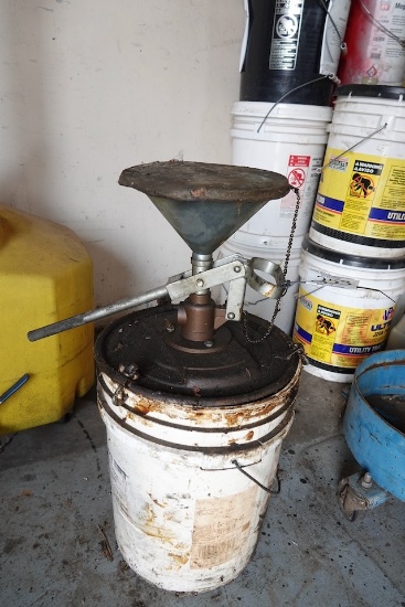 HAND PUMP FLUID DISPENSER