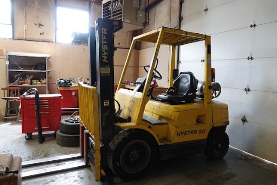 HYSTER 5,000 LBS. PROPANE FORKLIFT W/4 BOTTLES (3 ARE FULL) W/2,919 HOURS