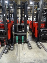 2006 RAYMOND STAND-UP REACH FORKLIFT MODEL #RR5220-45 W/ 9,628HR W/ BATTERY NONFUNCTIONAL