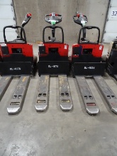 2013 RAYMOND RIDE ON PALLET JACK MODEL #8410 W/ 6,986HR NO BATTERY FULLY FUNCTIONAL