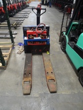 1994 RAYMOND ELECTRIC PALLET JACK MODEL # 101T-F45L W/ NO METER HRS WITH BATTERY FULLY FUNCTIONAL