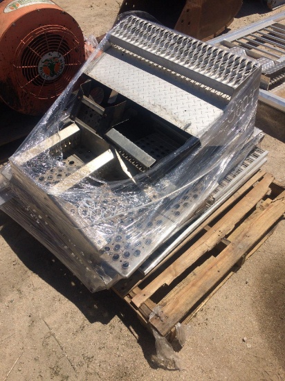 PALLET OF TRUCK PARTS / STEPS