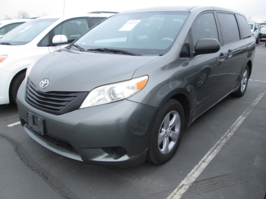 2011 TOYOTA SIENNA