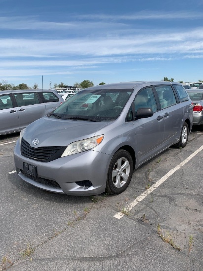 2011 TOYOTA SIENNA