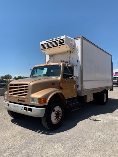 2002 INTL 4900 BOX TRK