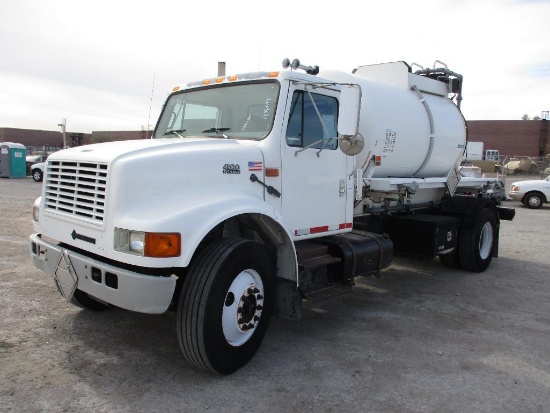 2001 INTL 4900 CHEMICAL DELIVERY