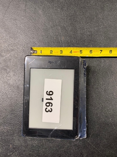 4 KINDLE E-READERS