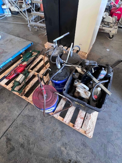 PALLET OF MISC HAND PUMPS AND 5 GALLON BUCKETS