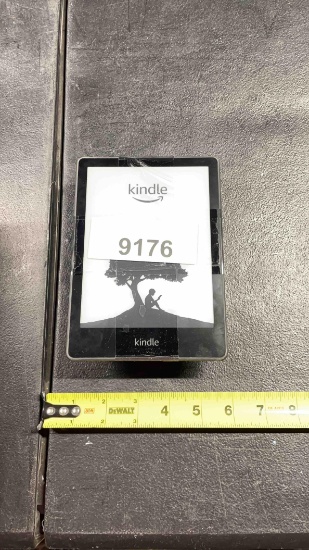 4 KINDLE E-READERS