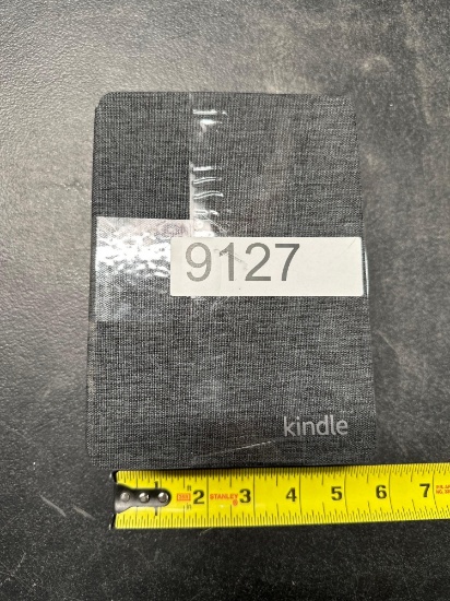 4 KINDLE E-READERS
