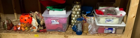 Shelf of Chirstmas D?cor