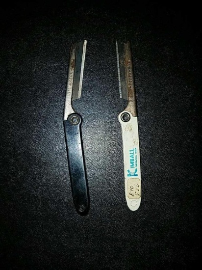 2 razor knives