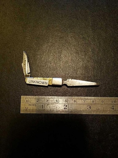 Unknown single blade with tweezers