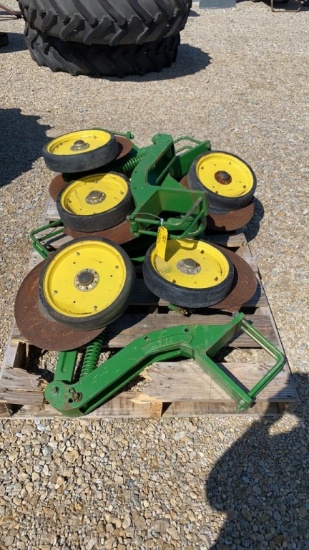 6 JOHN DEERE SINGLE DISK FERTILIZER OPENERS