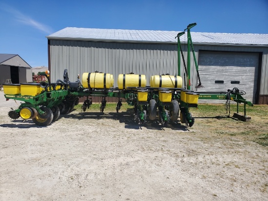 JD 7200 Planter, 12 Row, Vac, New No Till Coulters, Liquid, Markers, Insecticide, 2 Pt. Hitch, Aushe