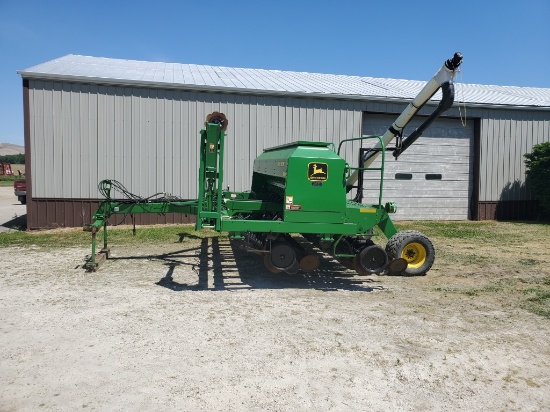 JD 1560 Drill, 15 Ft., 7 ½” Spacing, Markers, Hydraulic Fill Auger, 2 Pt. Hitch, DM100 Monitor