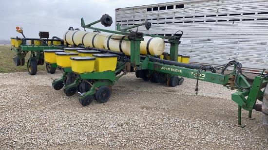 John Deere 7200 Planter, 12 Row, Liquid, Markers, In Row