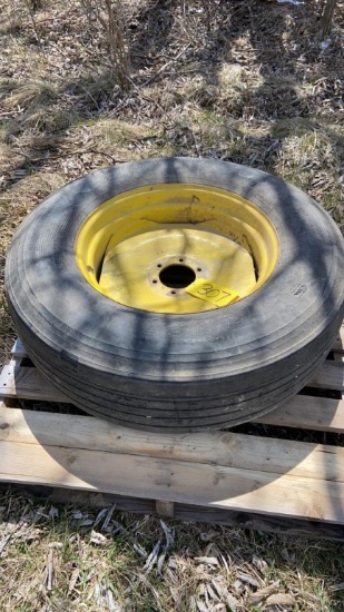 (1) 22.5, 6 Bolt Wheel & Tire