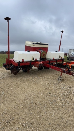 Case IH 950 Planter, 6 Row, 2x2 Liquid Fert, Row Cleaners, Population Monitor, Corn and Bean Meters