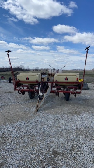 IH 56 Planter, 4 Row Wide, Dry Fertilizer