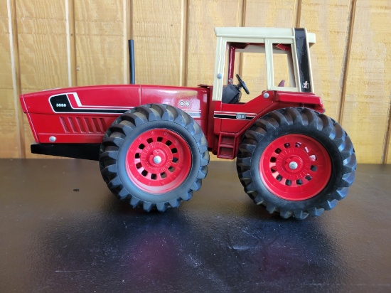 International 2+2 Toy Tractor