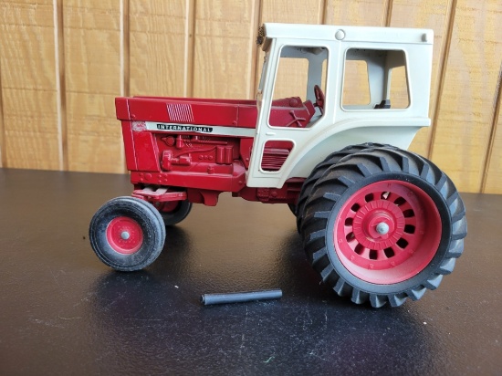 International 1466 Tractor
