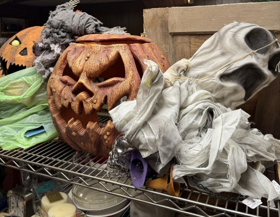 Lot Halloween decor