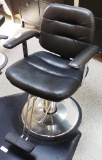 Hydraulic stylist chair