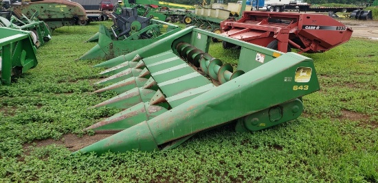 John Deere 643 corn head 1988 year, low tine, oil bath, very low acres, 1 owner