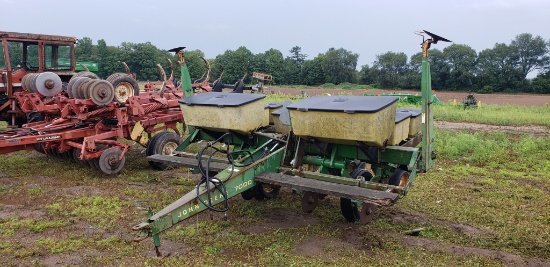 John Deere 7000 4 row corn planter dry fert., markers