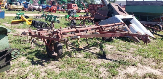 International 12' field cultivator with tine lever
