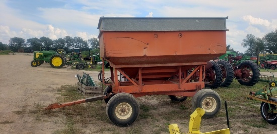 Bradford gravity wagon and gear with auger