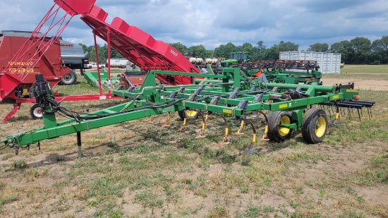 John Deere 980 field cultivator