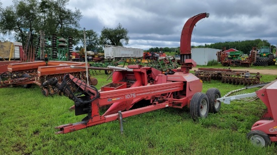 Gehl 1075 Auto Max pull type forage harvester