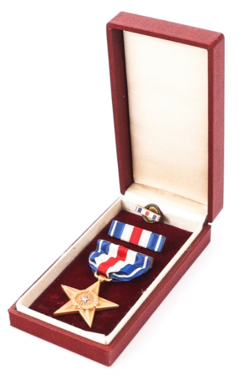 WWII USMC / USN SILVER STAR WITH MAROON CASE