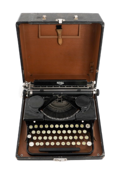 ROYAL TYPEWRITER WITH CARRYING CASE
