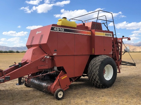 Hesston 4910 4x4 Baler