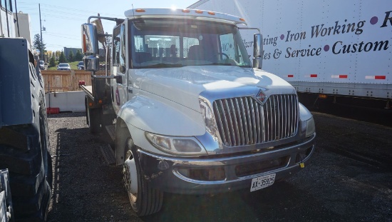 2013 INTERNATIONAL MODEL 4300 ROLL BACK TRUCK W/ 7.6L DIESEL ENGINE, VIN 1HTMMAAP0DH200670 (269,159