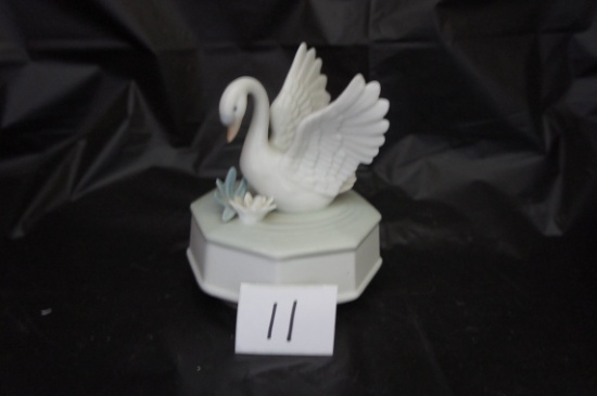 Porcelain "Swan Music Box "  "Over the Rainbow" OTAGIRI Japan