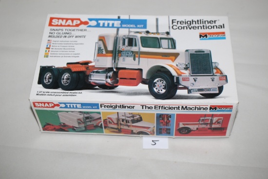 Freightliner Conventional Snap Tite Model Kit, #1202, Monogram, 1/32 Scale, Pieces Not Verified