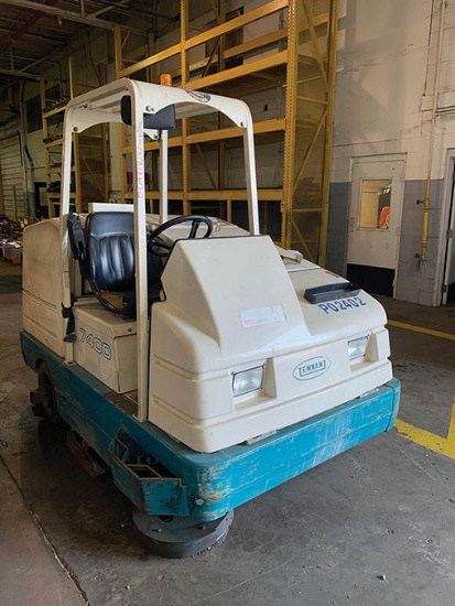 TENNANT FLOOR SCRUBBER, MODEL: 7400, PROPANE POWERED, 2,807 HRS.