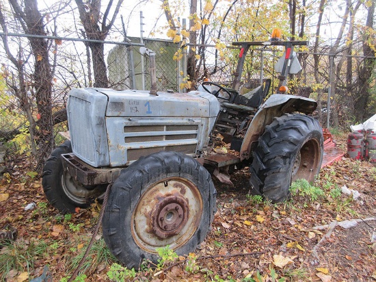 WHITE 4 X 4 TRACTOR, 4-CYL. DIESEL ENGINE, 4-SPEED TRANSMISSION, PTO W/ 60'' WOODS BUSH HOG