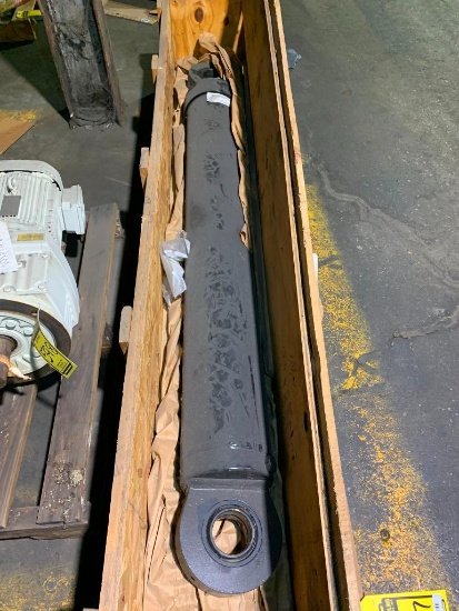Caterpillar Cylinder, Conveyor w/ 5" Idlers, Main Vertical Shaft, Large Bearing