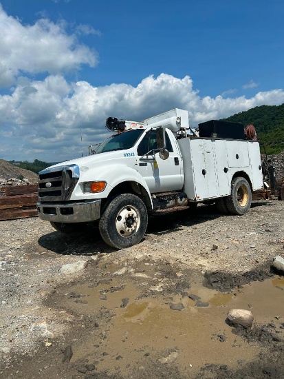 2009 Ford F750 4x2 Service Truck, 307,865 Miles, Cummins Engine, 6-Speed Manual Transmission, w/